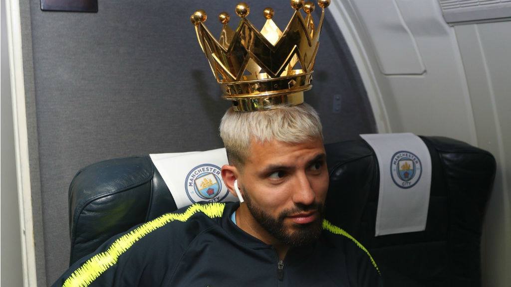 Aguero Med Premier League Krone Paa Hoved