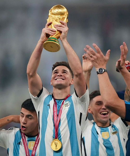 Julian Alvarez lofter VM 2022 Trofæ med Argentina